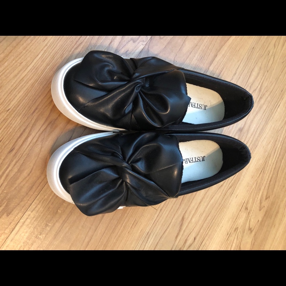 Black tied bow faux leather slip on